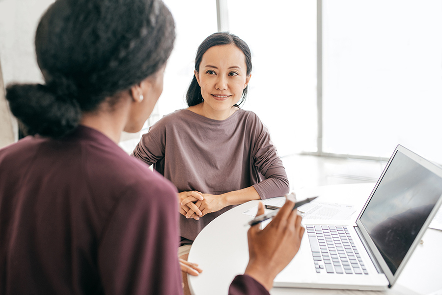 Une superviseure et une stagiaire discutent les objectifs du stage