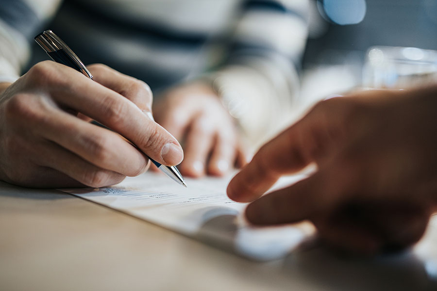 Après une discussion avec son superviseur, le stagiaire signe le contrat