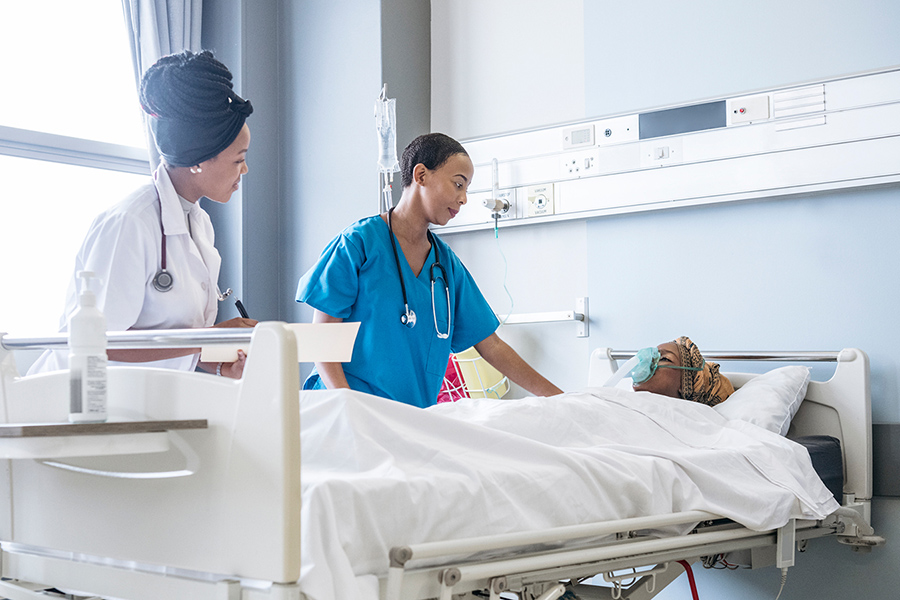 La superviseure observe sa stagiaire effectuer une intervention