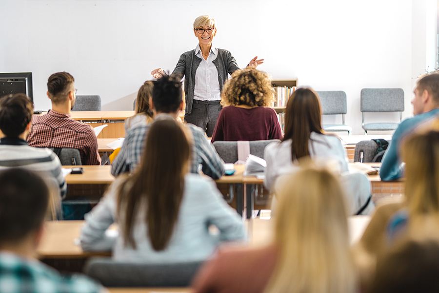 Une professeure enseigne en salle de classe