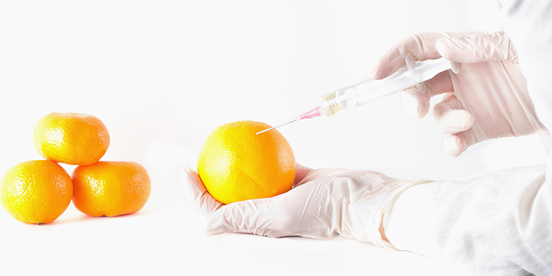 La stagiaire s’entraîne à faire des injections en utilisant une orange