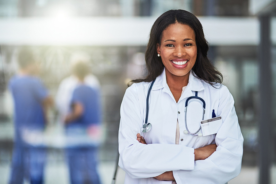 Une stagiaire confiante et souriante