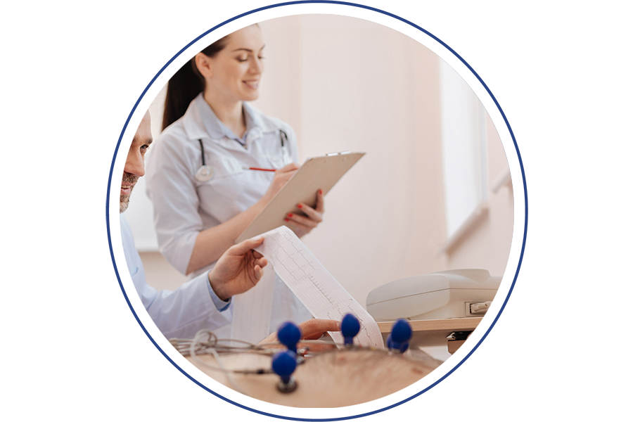 En faisant un test sur son patient, le superviseur sert de modèle à sa stagiaire qui observe et écrit ses questions pour en discuter ensuite