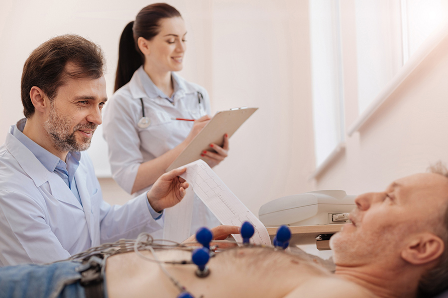 En faisant un test sur son patient, le superviseur sert de modèle à sa stagiaire qui observe et écrit ses questions pour en discuter ensuite