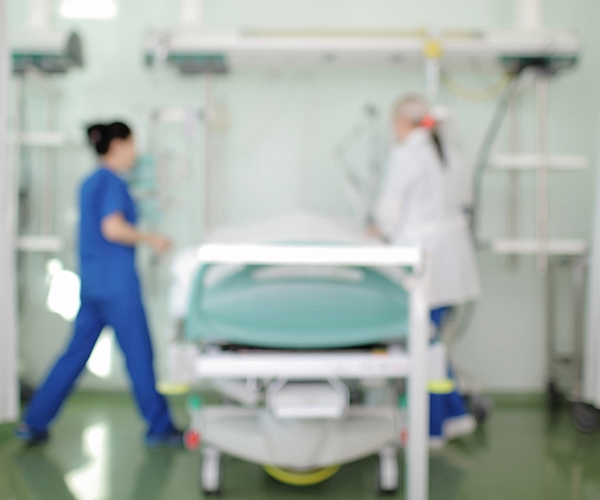 La superviseure demeure calme et confiant devant sa stagiaire lors d’une situation stressante avec leur patient