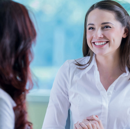 La superviseure met sa stagiaire en confiance en lui offrant des encouragements