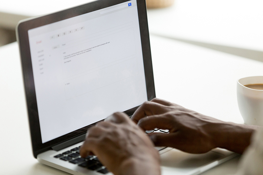Un superviseur envoie les documents par courriel pour connaître son stagiaire