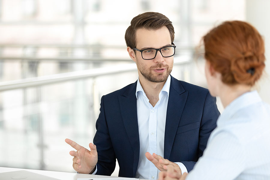 Un superviseur pose une question ouverte à sa stagiaire