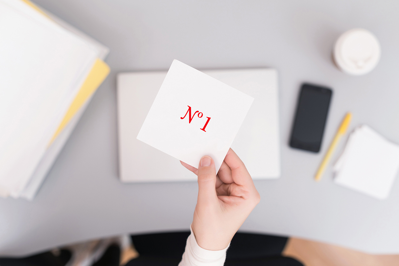 Une stagiaire tient une carte avec le numéro 1
