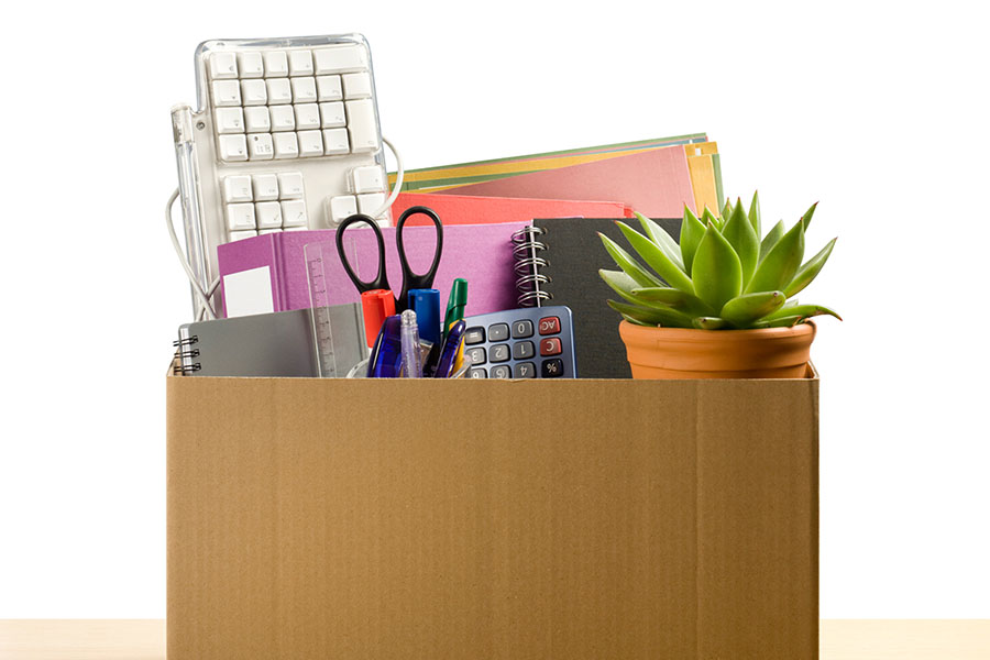 Une boîte avec des fournitures de bureau 