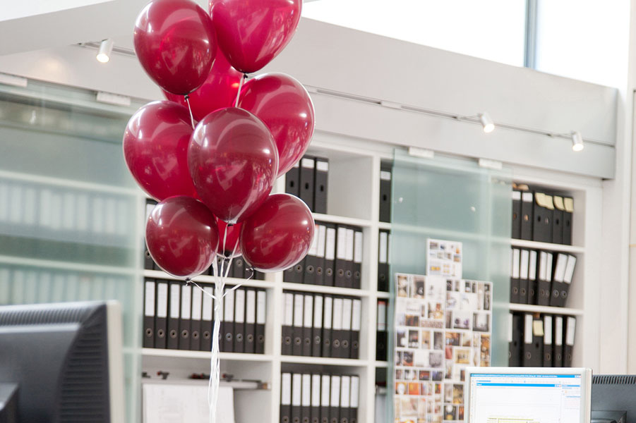 Le bureau de la stagiaire avec des ballons de fêtes