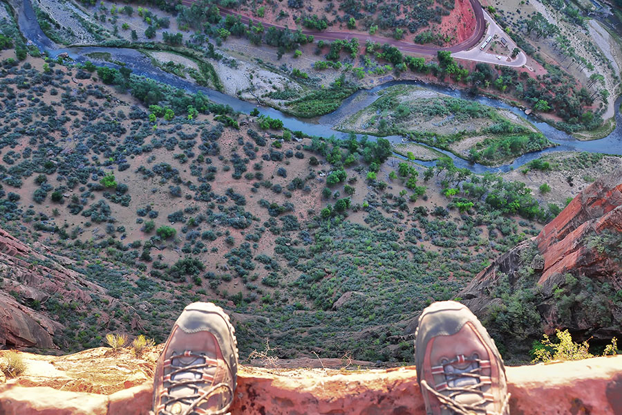 Deux pieds en haut d’une falaise