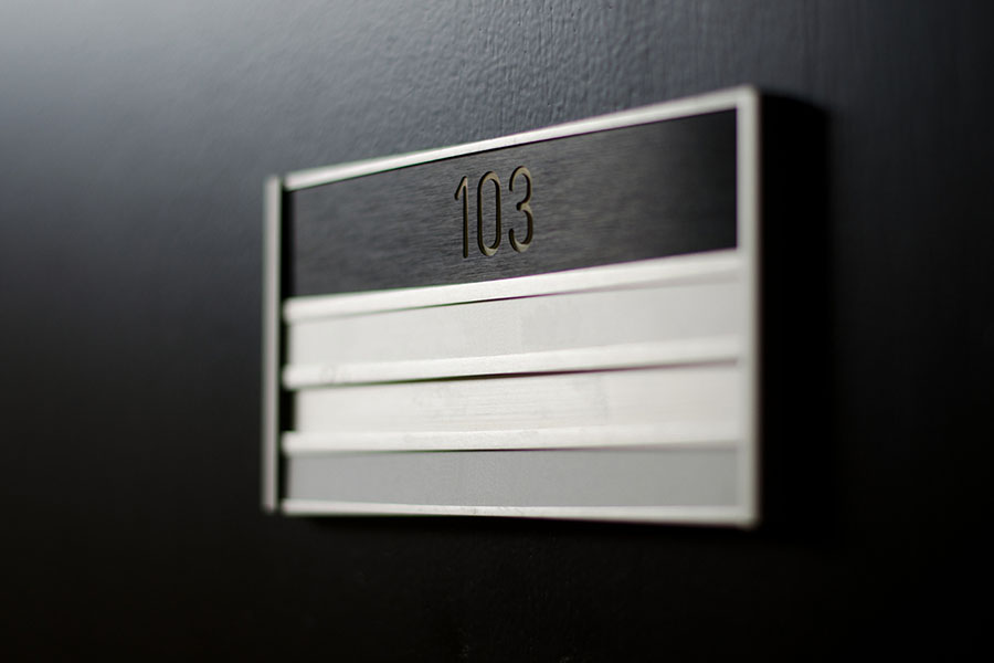 Une plaquette de nom vide sur la porte d’un bureau