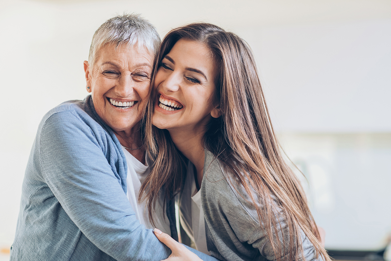 Deux femmes sourient et se serrent dans leurs bras