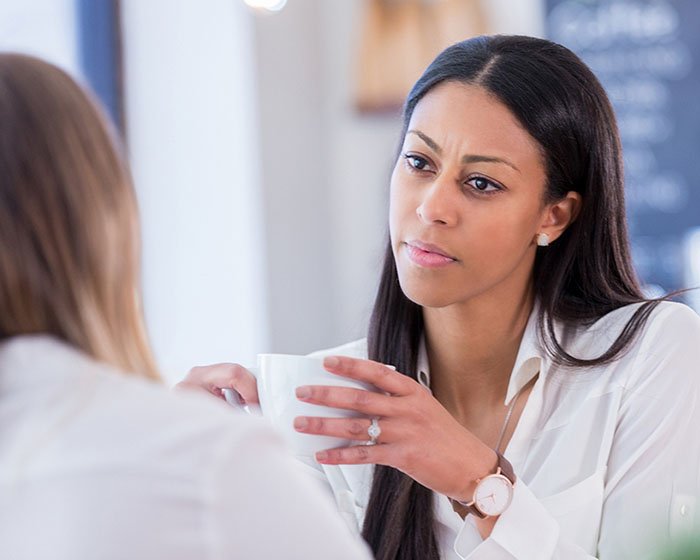 Une femme discute avec une autre 