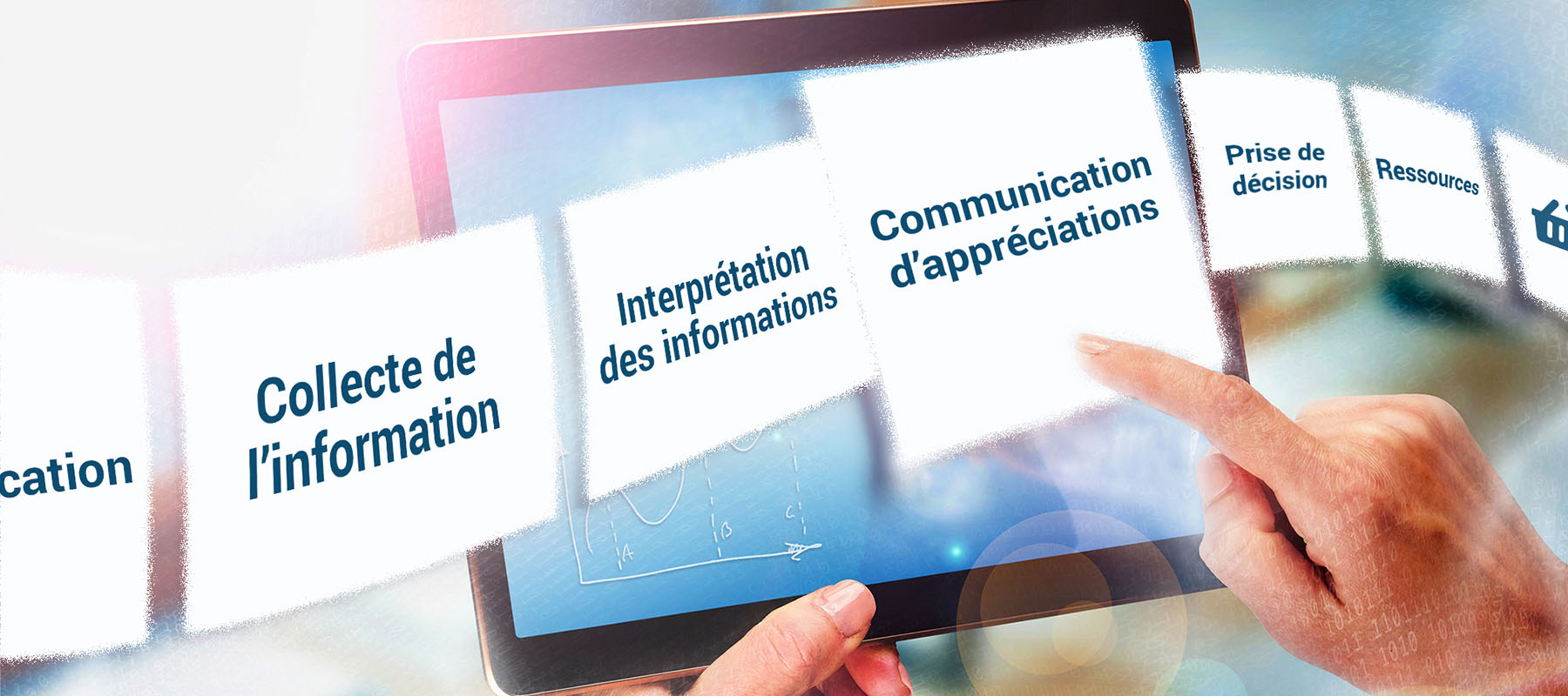 Une personne tient dans ses mains une tablette et pointe l’une des étapes de l’évaluation de rendement