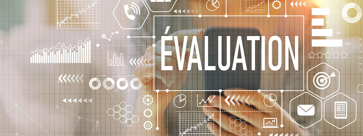 Un encadré contenant le mot évaluation entouré de symboles d’infographie variés