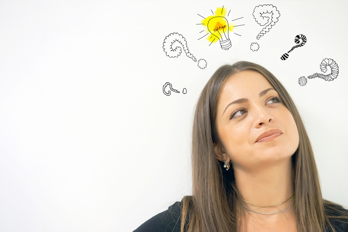 Des points d’interrogation sont dessinés au-dessus de la tête d’une femme qui pense.