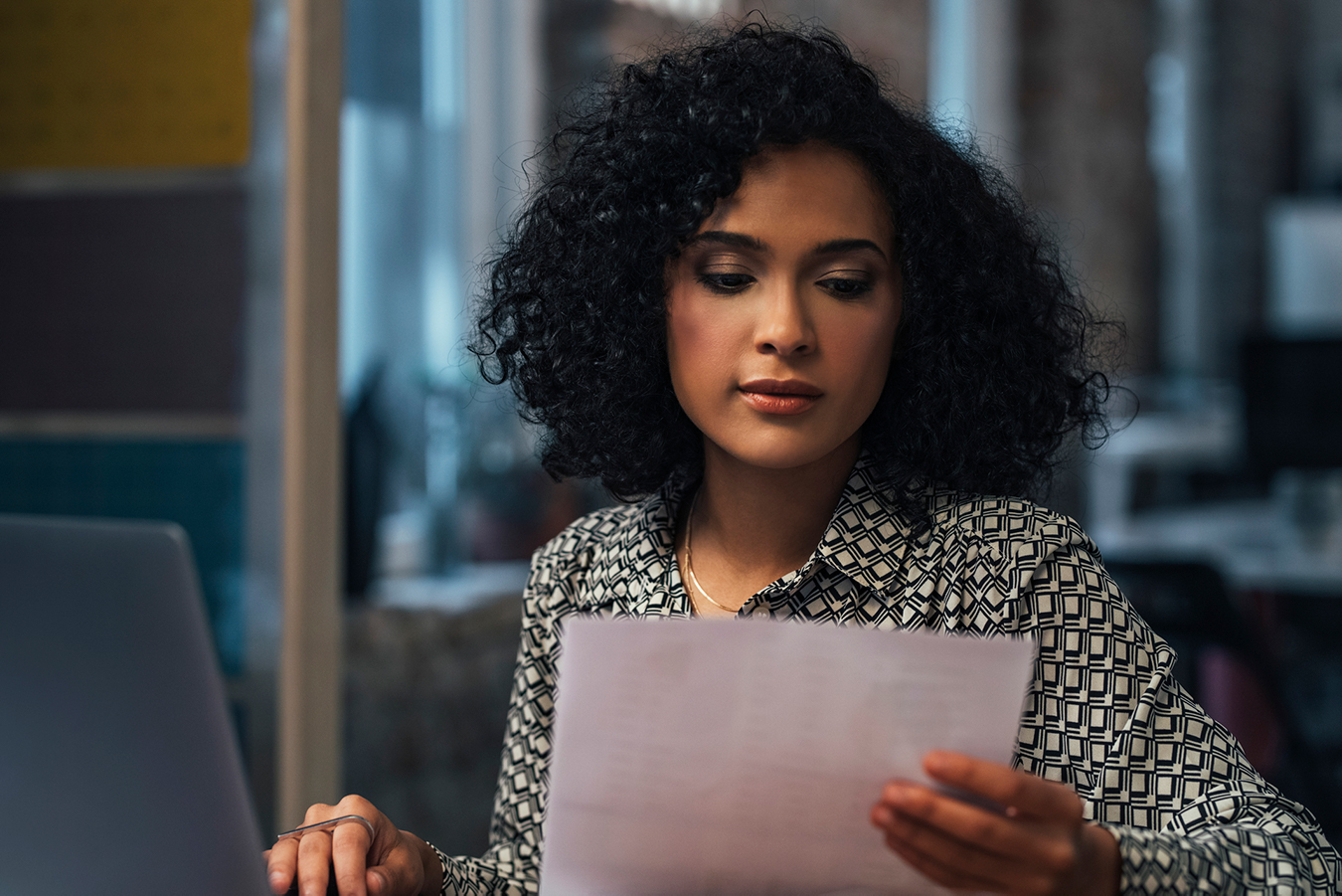 Une superviseure relit les notes qu’elle a rédigées sur son document. 