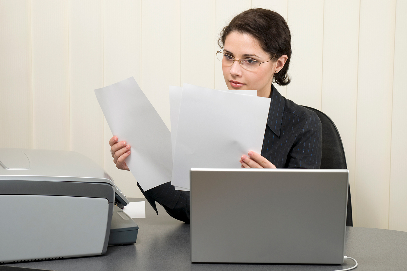 Une superviseure regarde différents documents.