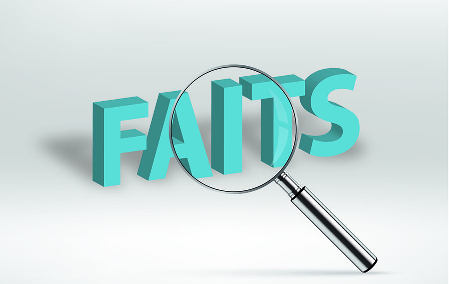 Une loupe est placée devant une série de lettres qui forme le mot faits.