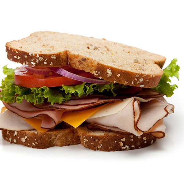 Un sandwich jambon, fromage, laitue, tomates
