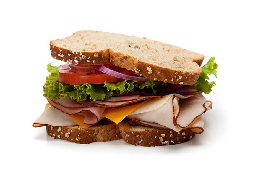 Un sandwich jambon, fromage, laitue, tomates