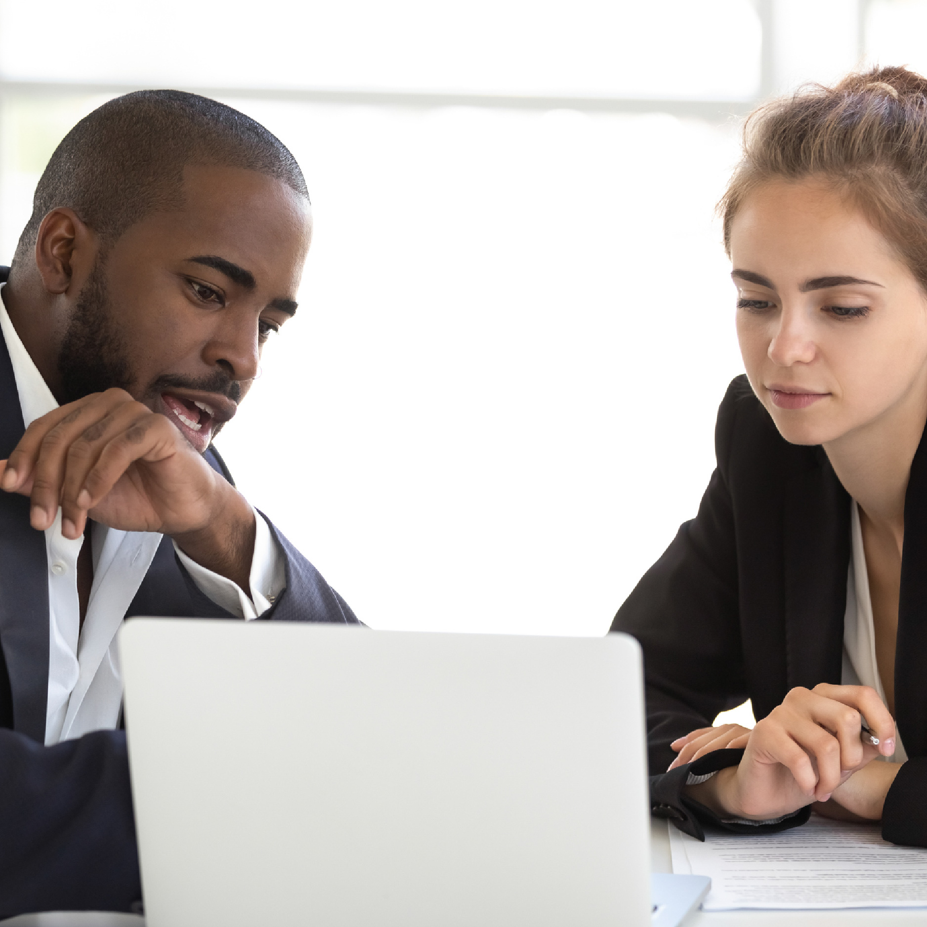 Un superviseur donne de la rétroaction individuelle à une de ses stagiaires