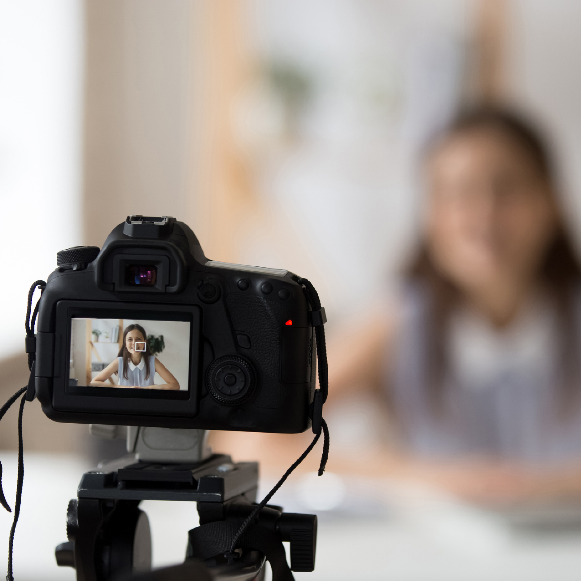 Une stagiaire se filme avec un caméscope