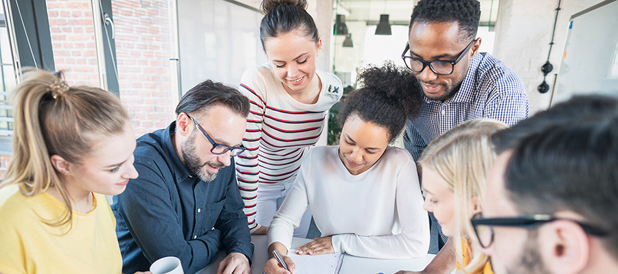 Des stagiaires discutent de moyens leur permettant de travailler plus efficacement ensemble