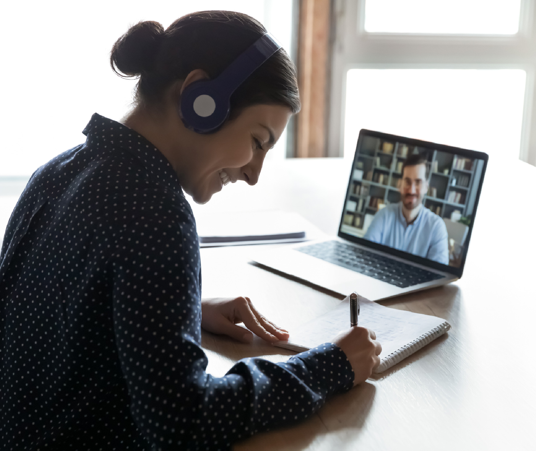 Une superviseure discute avec un stagiaire à distance par l’entremise de la caméra intégrée à son ordinateur portable