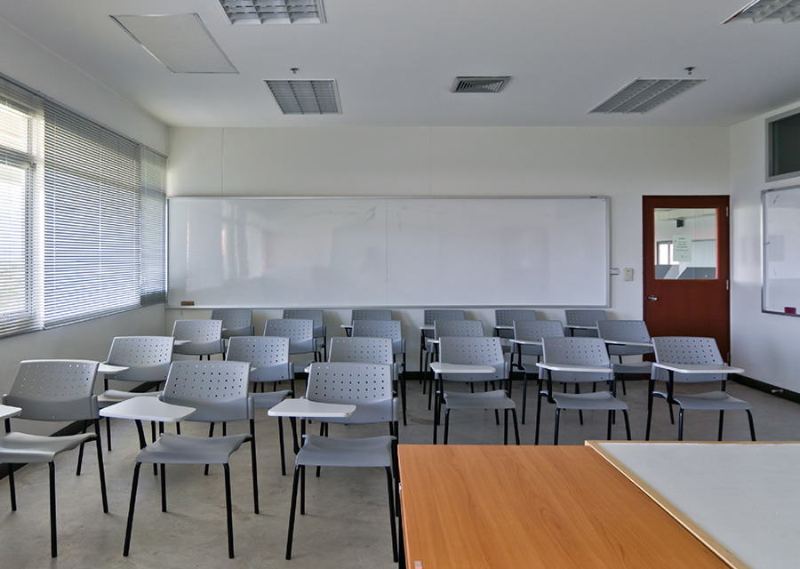 Salle de classe où il n’y a ni formateur ni participants.