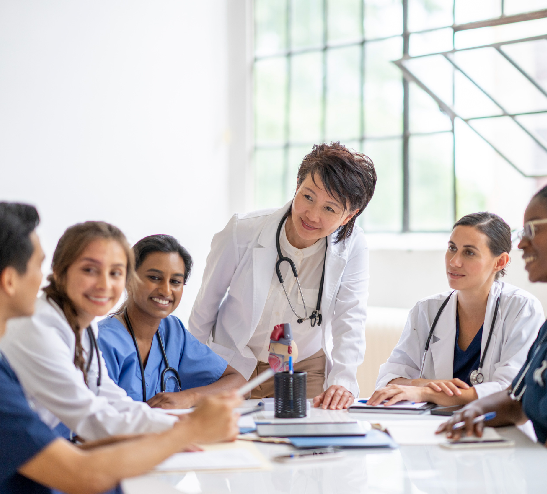 Un stagiaire participe à une évaluation des besoins avec d'autres stagiaires et professionnels de la santé