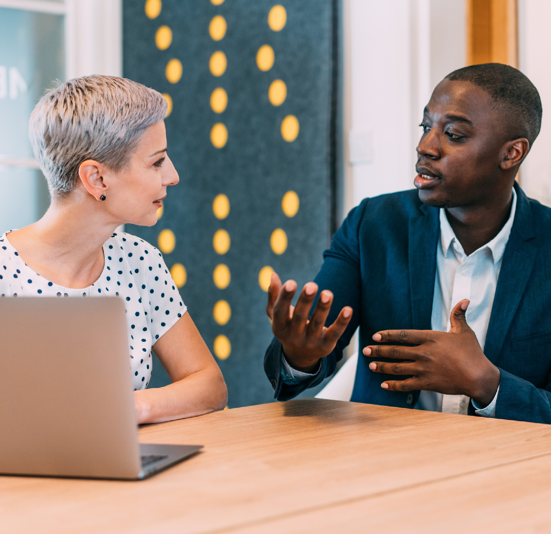 Une superviseure a une conversation avec son stagiaire pour apprendre à le connaître