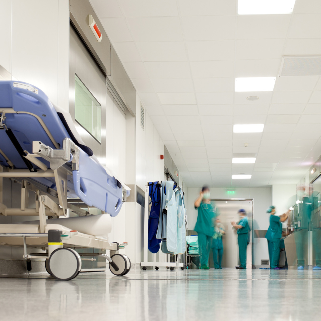 Corridor d’hôpital avec du personnel au loin