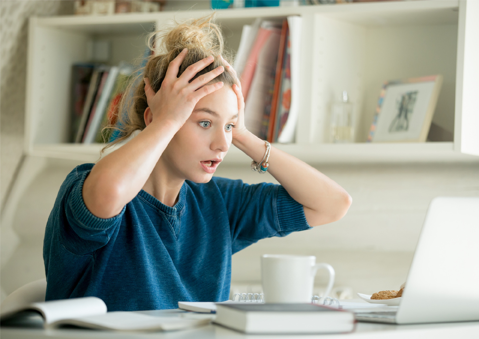 Une étudiante est surprise devant un problème technique