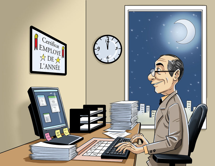 Un homme dans la soixantaine travaille à son ordinateur tard la nuit, en souriant