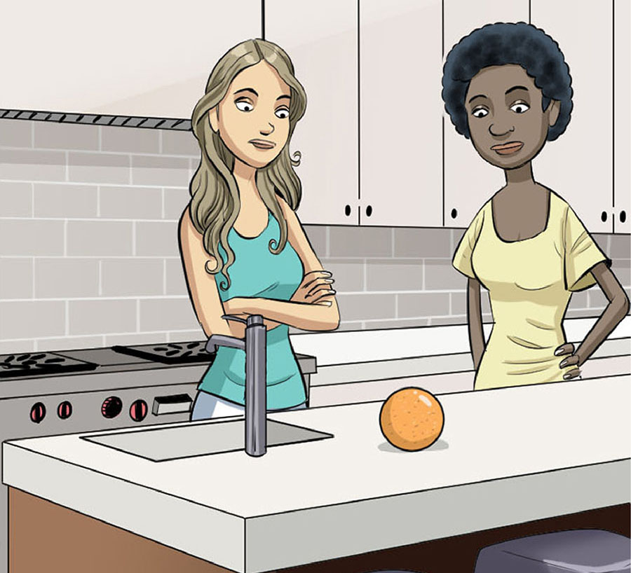 Deux jeunes femmes regardent une orange sur le comptoir de la cuisine