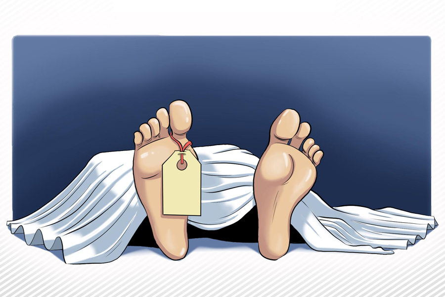 Les pieds d'un cadavre dans une morgue avec une étiquette attachée à l'orteil