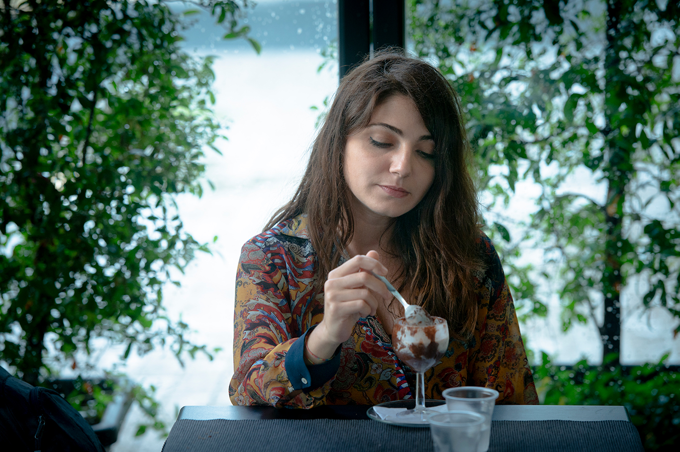 Jeune femme déprimée mange de la glace au bar