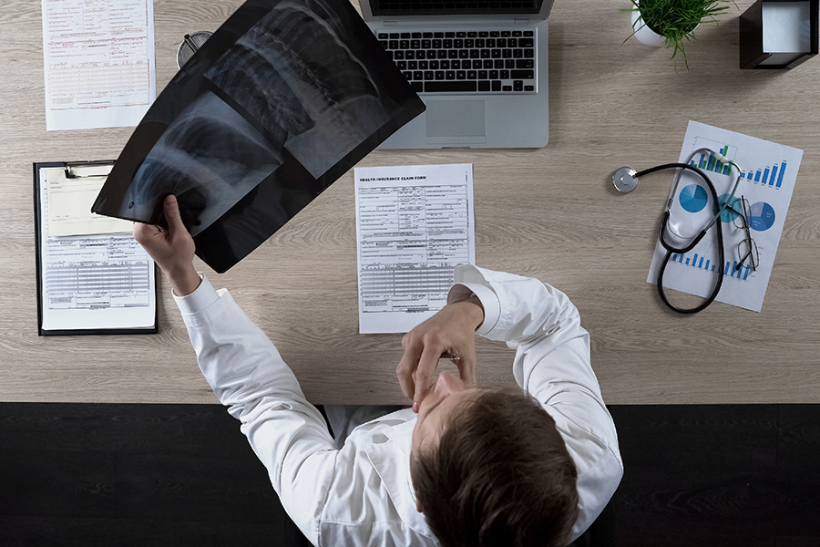 Une professionnelle de la santé consulte une radiographie