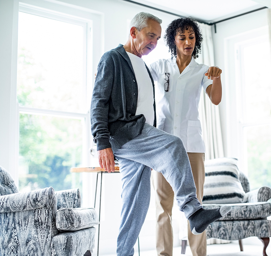 Infirmière et patient senior pratiquant une activité physique