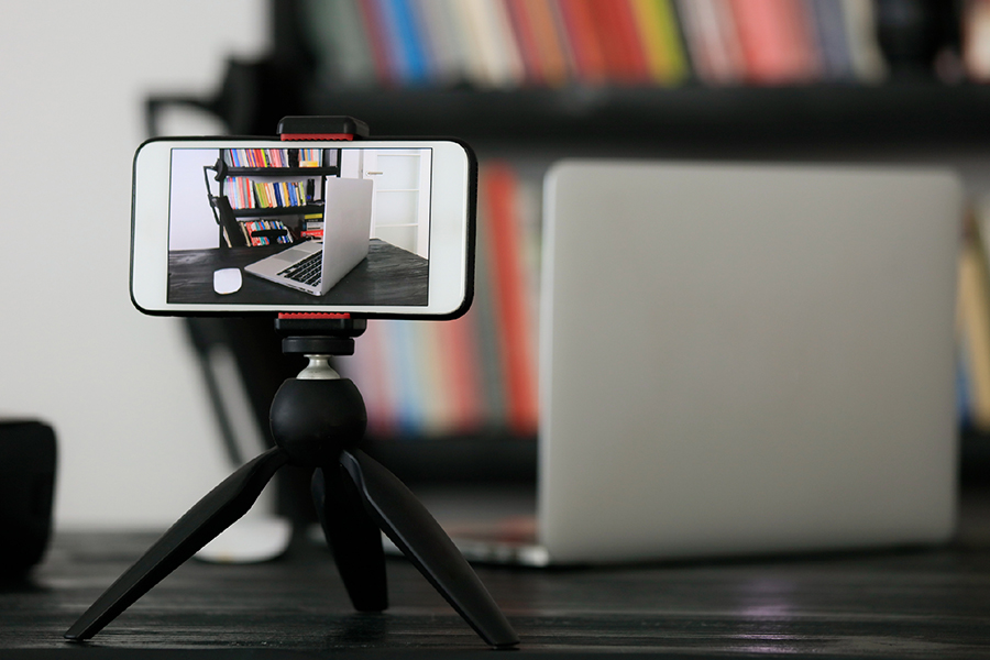 Le matériel audiovisuel pour les entrevues enregistrées et les observations : un microphone, un téléphone intelligent sur un trépied, et un portable