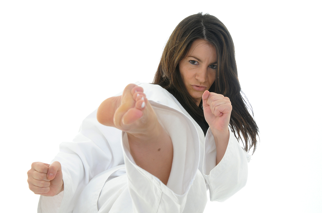 Une femme qui pratique le taekwondo donne un coup de pied