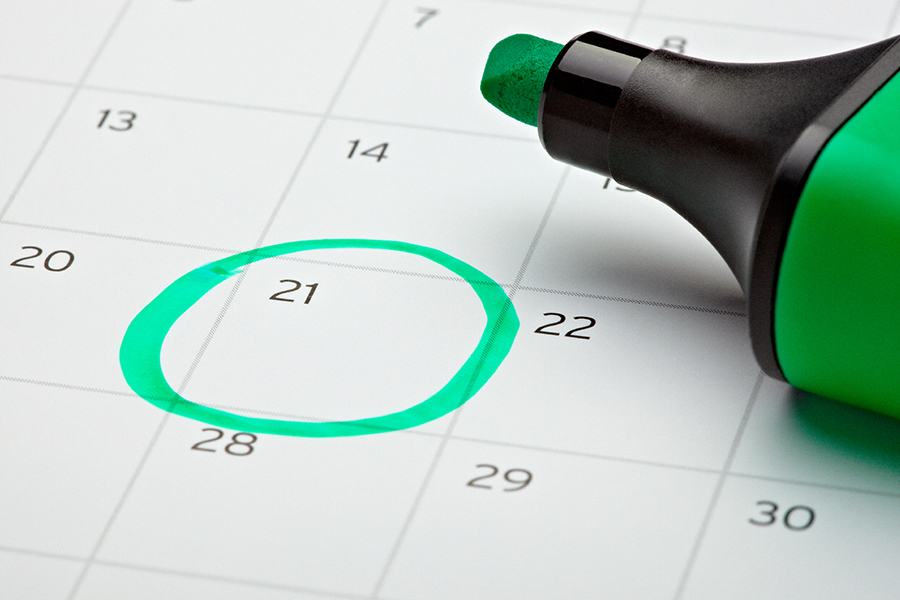 Un surligneur avec la date du 21 encerclée sur un calendrier pour planifier le moment d'accorder un peu de temps à la recherche de réponses