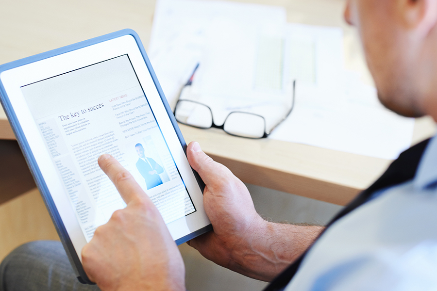 Un professionnel de la santé consulte un article scientifique sur sa tablette