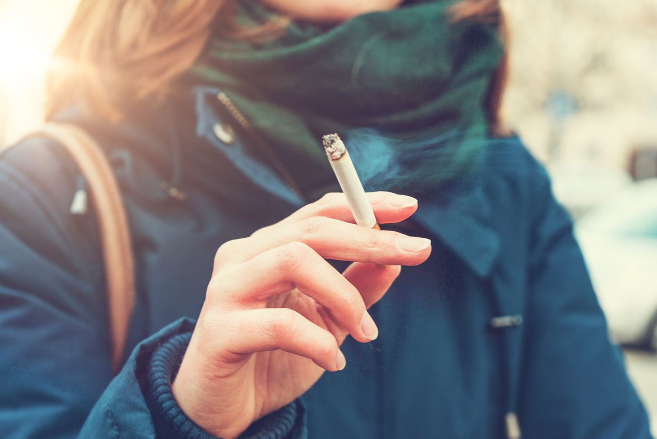 Une adolescente fume