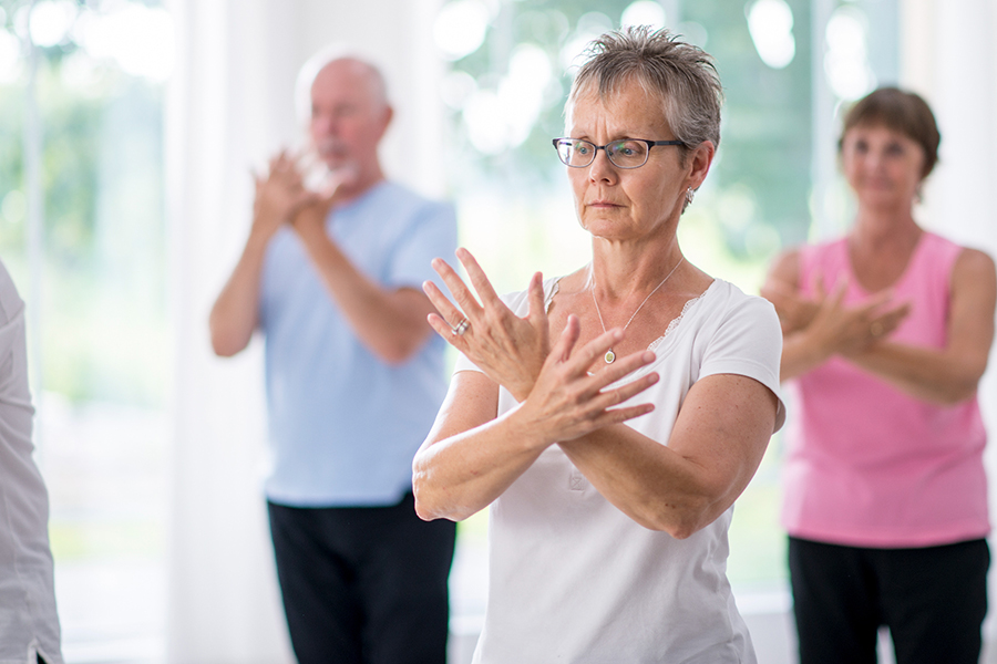 Un groupe de personnes âgées anxieuses fait du Tai Chi