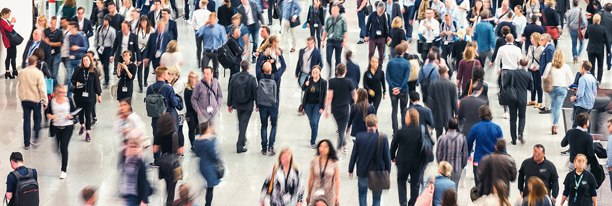 Grande foule de personnes à l'aéroport