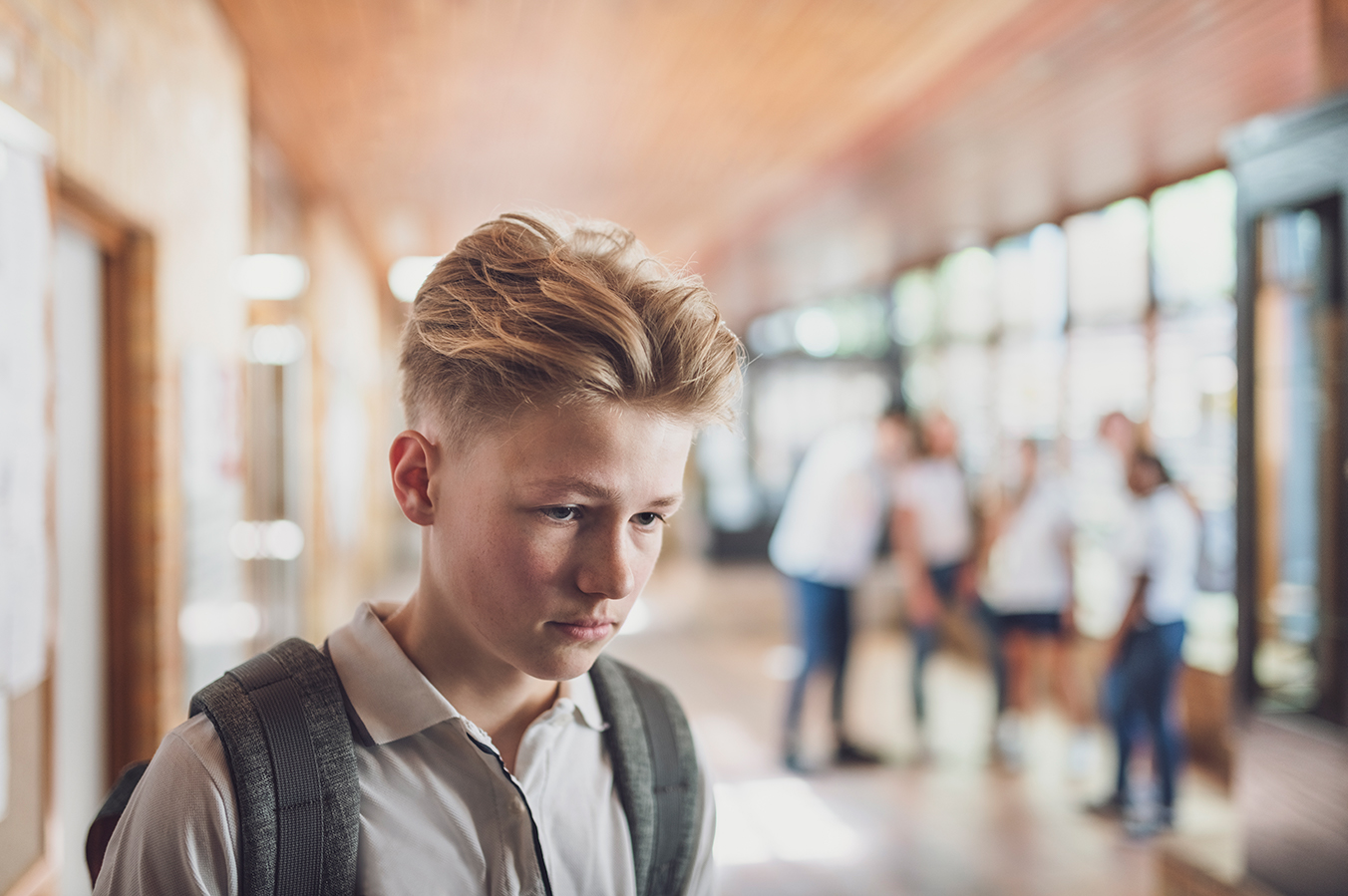 Un étudiant triste dans le couloir de l'école